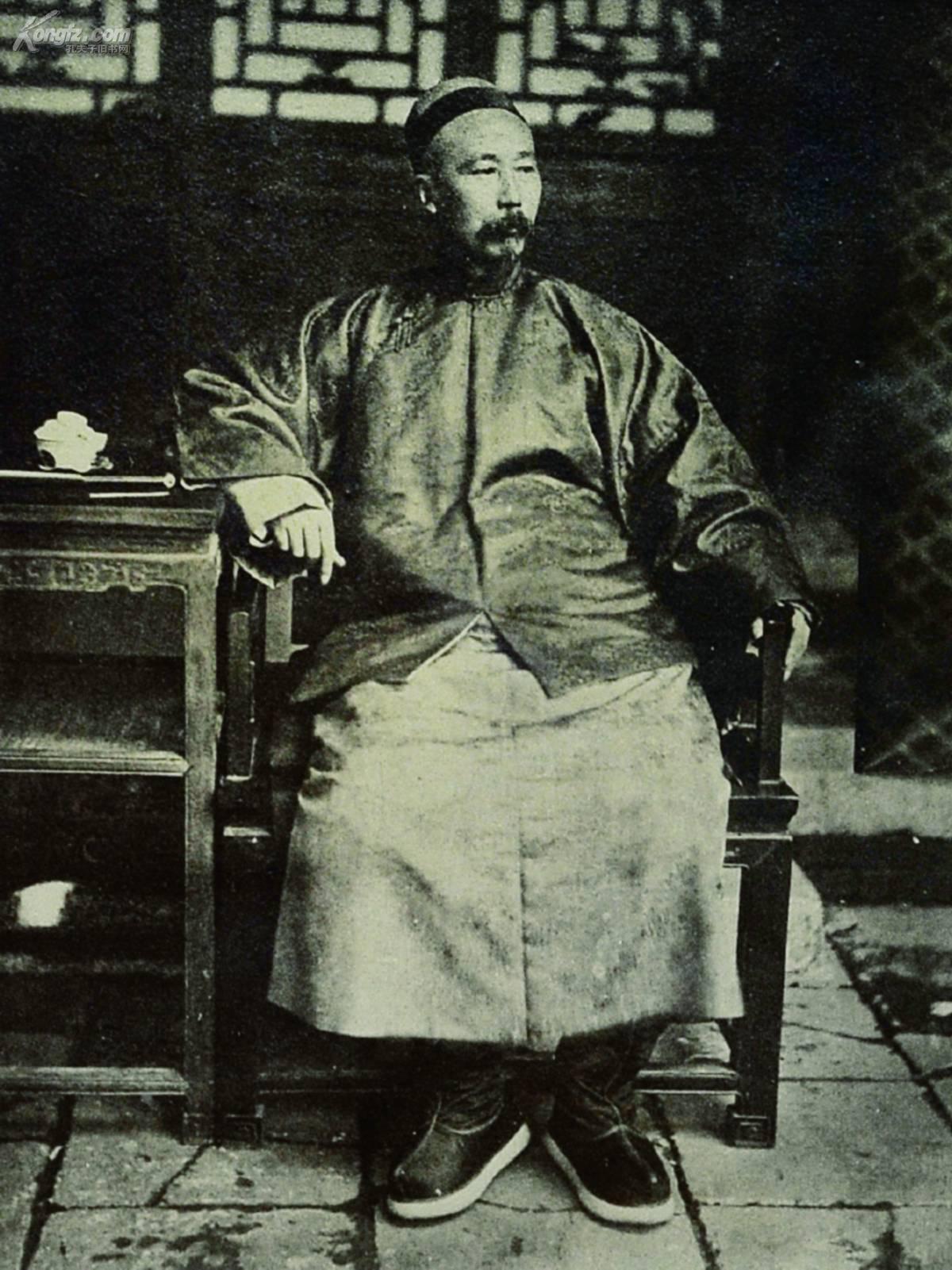 影像专场 拍品详情 > 拍品大图 1890年威廉桑德斯摄李鸿章坐像 滚动