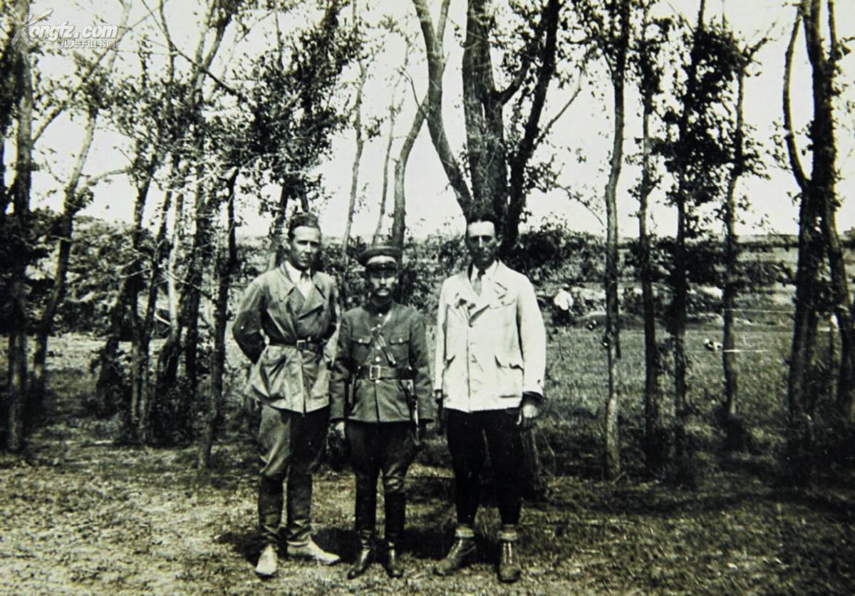 拍品详情 > 拍品大图 马占山和国际友人合影 滚动鼠标滚轴,图片即可