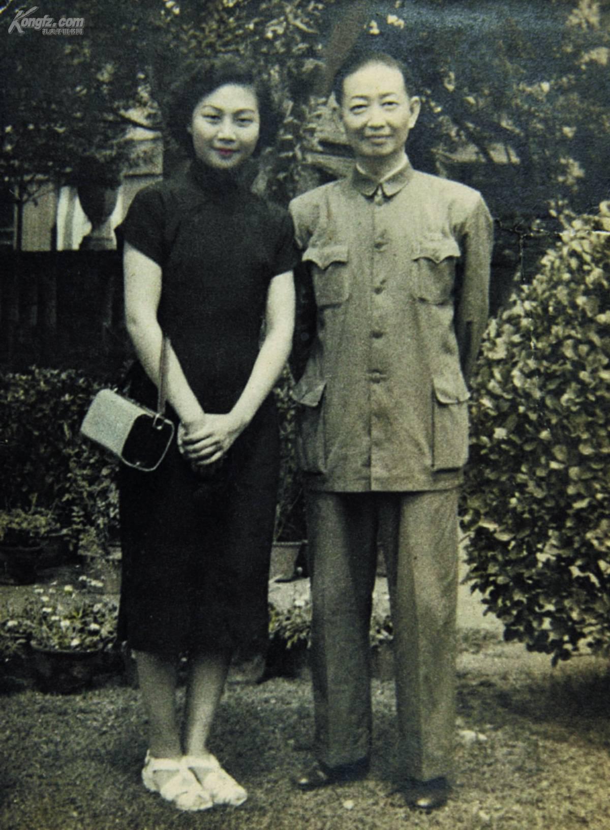 拍品详情 > 拍品大图 梅兰芳与妻子福芝芳合影 滚动鼠标滚轴,图片